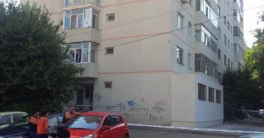 Galerie foto. Un bărbat din Constanța amenință că se aruncă de la etajul al 10-lea! Comandantul ISU Dobrogea negociază cu el - 4