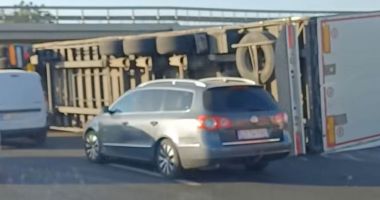 Stire din Eveniment : Șoferul care s-a răsturnat ieri cu TIR-ul în județ a fost reținut. A urcat băut la volan