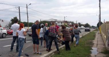 Galerie foto. Accident rutier spectaculos! S-a răsturnat cu mașina în localitatea 23 august. DOUĂ VICTIME - 2