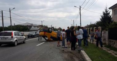 Stire din Eveniment : Galerie foto. Accident rutier spectaculos! S-a răsturnat cu mașina în localitatea 23 august. DOUĂ VICTIME