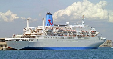 Stire din Economie : 11 hoteluri plutitoare acostează la Constanța