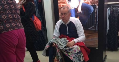 IMAGINILE ZILEI / PRIN CE "CHINURI" TREC BĂRBAȚII CARE MERG CU SOȚIILE LA CUMPĂRĂTURI - 5