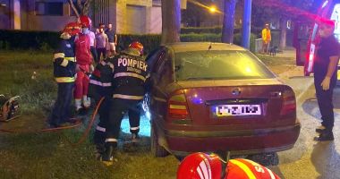 Accident în Mamaia. Un șofer a intrat cu mașina în copac!