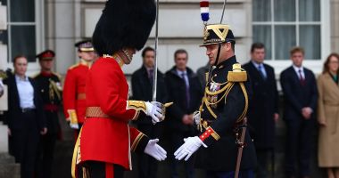 Stire din Actualitate : Schimb de parade a gărzilor la palatele Élysée şi Buckingham, la marcarea a 120 de ani de Antantă Cordială