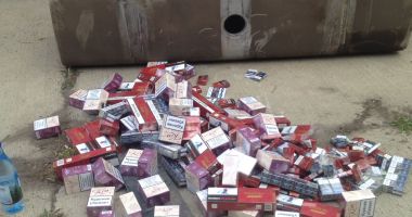 12.000 pachete de țigări și două autocamioane confiscate de vameși