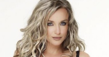 Stire din Monden : Tania Budi are afacere la mare,  dar se bronzează la solar