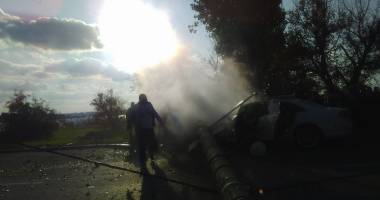 Galerie foto. ACCIDENT RUTIER ÎN MAMAIA. AUTOTURISM IZBIT ÎNTR-UN STÂLP. Acul kilometrajului s-a oprit la 180 km/h - 3