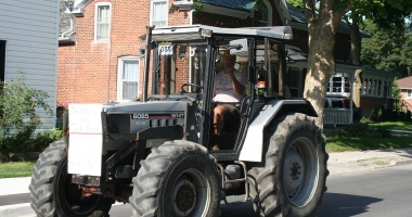 Stire din Eveniment : ÎCCJ: "Conducerea unui tractor pe drumurile publice, fără permis, nu este infracțiune"