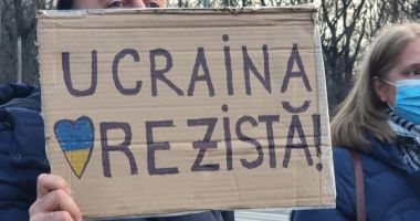 Stire din Eveniment : Protest la Ambasada Rusiei din București. Fotografia lui Putin, mânjită cu vopsea roșie
