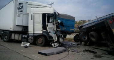 Accident pe autostradă. Două camioane s-au ciocnit