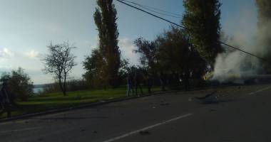 Galerie foto. ACCIDENT RUTIER ÎN MAMAIA. AUTOTURISM IZBIT ÎNTR-UN STÂLP. Acul kilometrajului s-a oprit la 180 km/h - 4