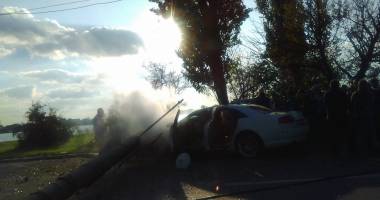 Galerie foto. ACCIDENT RUTIER ÎN MAMAIA. AUTOTURISM IZBIT ÎNTR-UN STÂLP. Acul kilometrajului s-a oprit la 180 km/h - 5