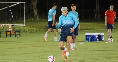 Stire din Sport : Olimpism / Naţionala de fotbal a României, antrenament în nocturnă, la Kashima Club House