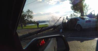 Galerie foto. ACCIDENT RUTIER ÎN MAMAIA. AUTOTURISM IZBIT ÎNTR-UN STÂLP. Acul kilometrajului s-a oprit la 180 km/h - 6
