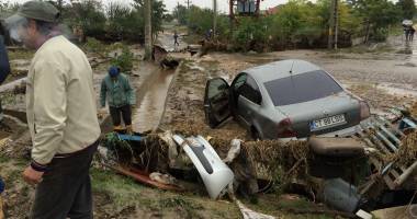 Stire din Eveniment : POTOP LA CONSTANȚA! IMAGINILE DEZASTRULUI! O VIITURĂ PUTERNICĂ A FĂCUT RAVAGII. CASE INUNDATE ȘI MAȘINI LUATE DE APE