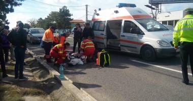 Stire din Eveniment : Galerie foto. Accident rutier în Eforie Sud / BĂRBAT SPULBERAT DE O MAȘINĂ,  după ce a traversat strada prin loc nepermis