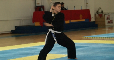 Stire din Sport : Sportivă de la Aurora 23 August, as în mânuirea nunchak-ului
