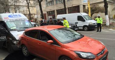 VIDEO / UN MAXI TAXI A FĂCUT PRĂPĂD în zona Miga, din Constanța. A rămas fără frâne și a intrat în coloana de mașini - 2