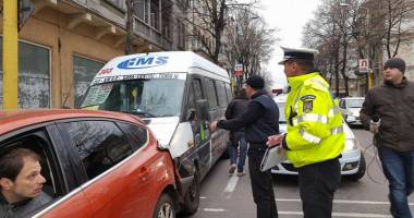 VIDEO / UN MAXI TAXI A FĂCUT PRĂPĂD în zona Miga, din Constanța. A rămas fără frâne și a intrat în coloana de mașini - 8