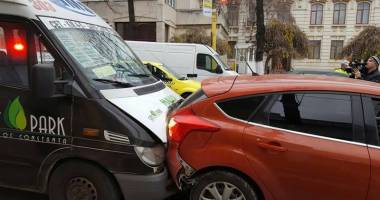 VIDEO / UN MAXI TAXI A FĂCUT PRĂPĂD în zona Miga, din Constanța. A rămas fără frâne și a intrat în coloana de mașini - 9