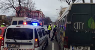 Stire din Eveniment : VIDEO / UN MAXI TAXI A FĂCUT PRĂPĂD în zona Miga, din Constanța. A rămas fără frâne și a intrat în coloana de mașini