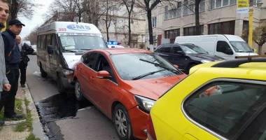 VIDEO / UN MAXI TAXI A FĂCUT PRĂPĂD în zona Miga, din Constanța. A rămas fără frâne și a intrat în coloana de mașini - 3