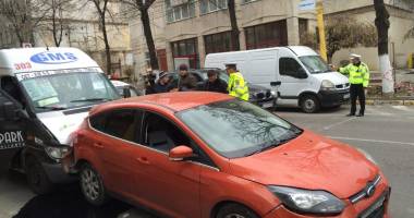 VIDEO / UN MAXI TAXI A FĂCUT PRĂPĂD în zona Miga, din Constanța. A rămas fără frâne și a intrat în coloana de mașini - 4