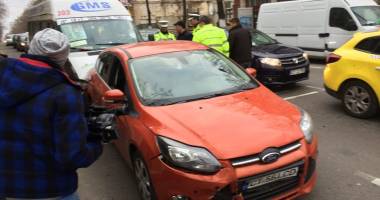 VIDEO / UN MAXI TAXI A FĂCUT PRĂPĂD în zona Miga, din Constanța. A rămas fără frâne și a intrat în coloana de mașini - 7
