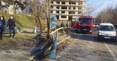 VIDEO. MACARA PRĂBUȘITĂ PE STRADA TRAIAN DIN CONSTANȚA. MAȘINI AVARIATE ȘI O VICTIMĂ! - 2