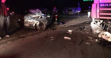 IMAGINI ȘOCANTE. GRAV ACCIDENT RUTIER! O MAȘINĂ A INTRAT SUB UN TIR. O VICTIMĂ - 4