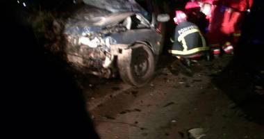 IMAGINI ȘOCANTE. GRAV ACCIDENT RUTIER! O MAȘINĂ A INTRAT SUB UN TIR. O VICTIMĂ - 2