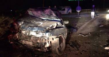 Stire din Eveniment : IMAGINI ȘOCANTE. GRAV ACCIDENT RUTIER! O MAȘINĂ A INTRAT SUB UN TIR. O VICTIMĂ