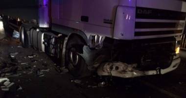 IMAGINI ȘOCANTE. GRAV ACCIDENT RUTIER! O MAȘINĂ A INTRAT SUB UN TIR. O VICTIMĂ - 8