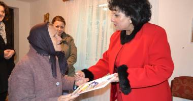 Stire din Politică-Administrație : Daruri pentru 100 de bătrâni din Cumpăna