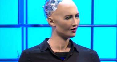 Stire din Tehnologie : MOMENT ISTORIC! Robotul Sophia, cetățean oficial al Arabiei Saudite, vine în România. VA ȚINE UN DISCURS!