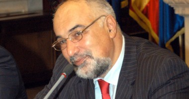Stire din Politică-Administrație : Ministrul Varujan Vosganian, obligat să-și retragă proiectul de pe site