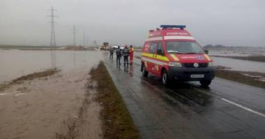 Stire din Eveniment : UPDATE / AUTOCAR CU 15 PASAGERI, LUAT DE VIITURĂ LA CONSTANȚA - Galerie FOTO