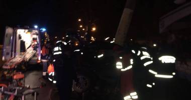 FOTO ȘI VIDEO. TRAGEDIE ÎN MAMAIA. DOI BĂIEȚI AU MURIT ȘI DOUĂ FETE SUNT ÎN STARE GRAVĂ, DUPĂ CE S-AU IZBIT CU MAȘINA ÎNTR-UN STÂLP - 2