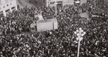 Imagini document / 25 DE ANI DE LA REVOLUȚIE - 22 decembrie 1989: Fuga lui Ceaușescu și zeci de mii de oameni în stradă, sub tiruri de gloanțe - 3