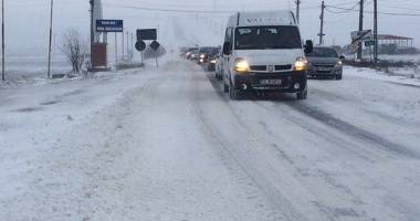 Galerie foto și video. Cum se circulă pe ruta Constanța-Hârșova, după ore de stat sub nămeți - 2