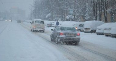 Pe mai multe drumuri din țară se circulă în condiții de iarnă. Unde intervin utilajele