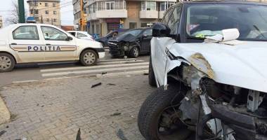 Stire din Eveniment : GALERIE FOTO. GRAV ACCIDENT RUTIER LA CONSTANȚA. PIETONI SPULBERAȚI DE PE SCUAR!