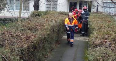 Stire din Eveniment : Galerie foto. Pompierii constănțeni, în alertă. DOUĂ PERSOANE, GĂSITE CĂZUTE ÎN CASĂ