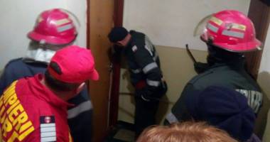 Galerie foto. Pompierii constănțeni, în alertă. DOUĂ PERSOANE, GĂSITE CĂZUTE ÎN CASĂ - 4