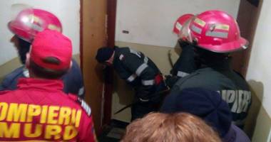 Galerie foto. Pompierii constănțeni, în alertă. DOUĂ PERSOANE, GĂSITE CĂZUTE ÎN CASĂ - 2