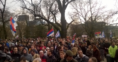 Stire din Actualitate : Manifestații împotriva alegerii lui Aleksandar Vucic în funcția de președinte al Serbiei. A șasea zi de proteste