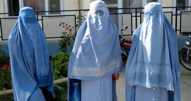 Stire din Actualitate : Purtarea vălului musulman în locuri publice, interzisă
