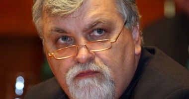 Stire din Politică-Administrație : Puterea preia Senatul. Vicepreședintele Petru Filip va conduce ședința