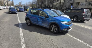 Stire din Eveniment : Cinci autoturisme au fost implicate într-un accident, în zona Cora