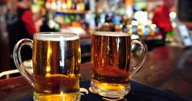 Stire din Eveniment : A golit un local de alcool, după care s-a întors și pentru pahare!